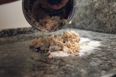 Eller dişi ekmek yapıyor. Bir pov fotoğrafı.