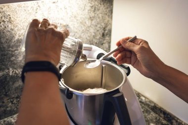 Eller dişi ekmek yapıyor. Bir pov fotoğrafı.