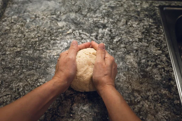 Ręce Robienia Chleba Strzał Pov — Zdjęcie stockowe
