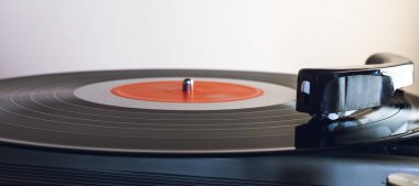 Beyaz arkaplandaki vinil pikabı kapat. Sığ alan derinliği, odaklanma seçimi.