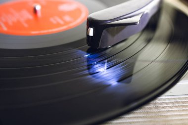 Beyaz arkaplandaki vinil pikabı kapat. Sığ alan derinliği, odaklanma seçimi.