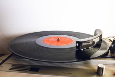 Beyaz arkaplandaki vinil pikabı kapat. Sığ alan derinliği, odaklanma seçimi.