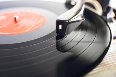 Beyaz arkaplandaki vinil pikabı kapat. Sığ alan derinliği, odaklanma seçimi.