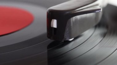 Beyaz arkaplandaki vinil pikabı kapat. Sığ alan derinliği, odaklanma seçimi