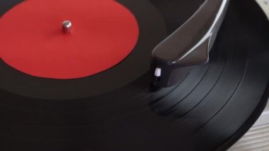 Beyaz arkaplandaki vinil pikabı kapat. Sığ alan derinliği, odaklanma seçimi