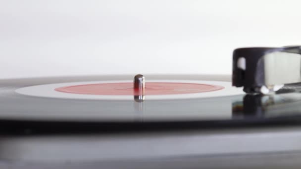 Feche Leitor Discos Vinil Fundo Branco Profundidade Campo Rasa Foco — Vídeo de Stock