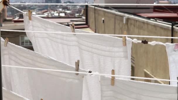 Weiße Kleidung Trocknet Einem Sonnigen Tag Einer Wäscheleine Wind Weht — Stockvideo