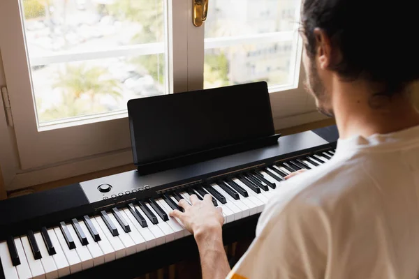 Young Man Playing Piano House Front Window — Stock Photo, Image
