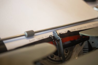 Retro daktilo makinesinin yakın çekimi. Eski bir yazı makinesine yazı yazan birinin yakın plan fotoğrafı.