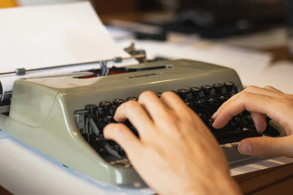 Primo Piano Una Macchina Scrivere Retrò Primo Piano Qualcuno Che — Foto Stock