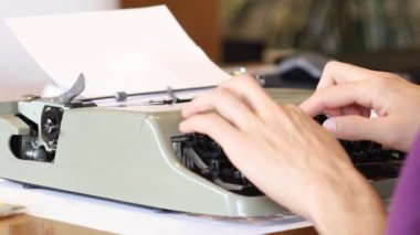 Retro daktilo makinesinin yakın çekimi. Eski bir yazı makinesine yazı yazan birinin yakın çekimi. 4k görüntüleme.