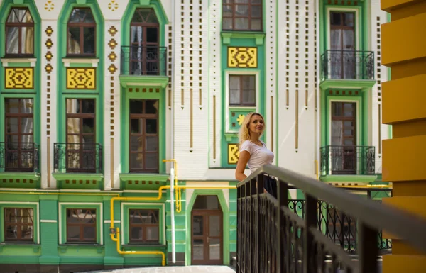 Femme debout près d'un beau bâtiment — Photo