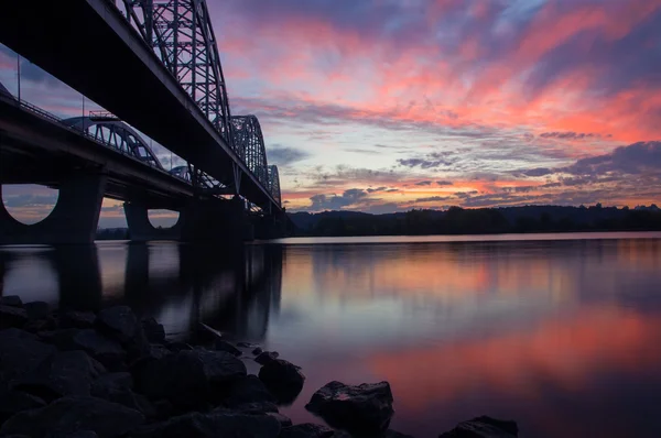 ドニプロ川を渡る 2 つの橋 — ストック写真