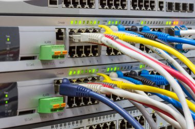 Anahtarlar ve renkli yama halatlar ile telekomünikasyon kabin