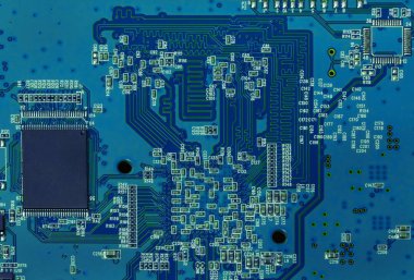 Elektronik devre kartı çipi ve diğer öğelerle birlikte
