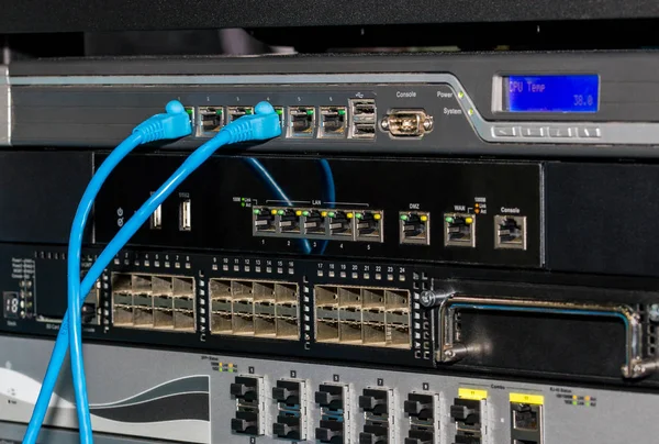 Telecommunicatie rack met switches en firewalls — Stockfoto