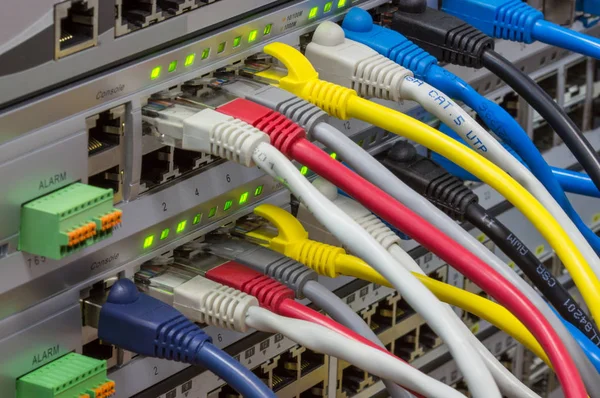 Vista en ángulo del rack de telecomunicaciones con interruptores y colores — Foto de Stock