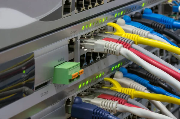Telecommunicatie naderingsschakelaars met gekleurde patch snoeren — Stockfoto