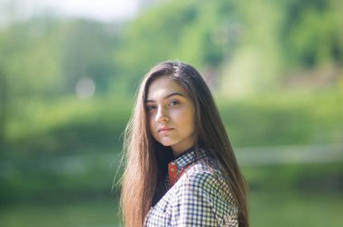 Uzun saçlı bir kızın portresi