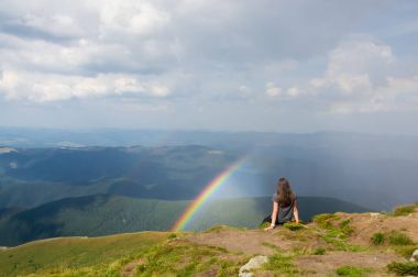 Kız dağlarda oturur