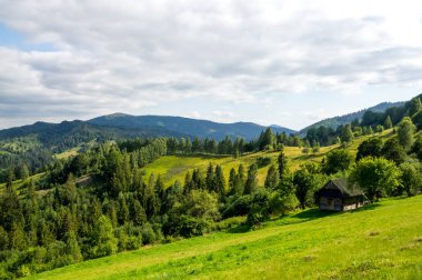 Dağlarda eski bir ev