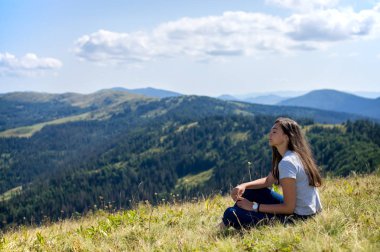 Kız Kapalı gözlerle oturuyor