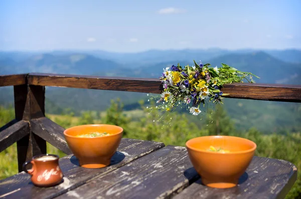 Tavolo con pranzo in montagna — Foto Stock