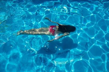 Kız su altında yüzüyor