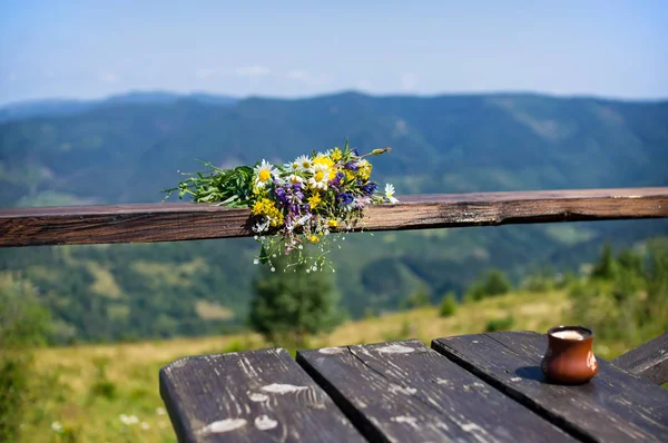 Tavolo con tazza di caffè in montagna — Foto Stock