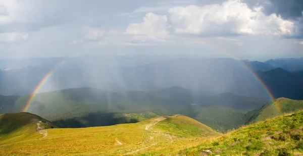 Bellissimo arcobaleno in montagna — Foto Stock