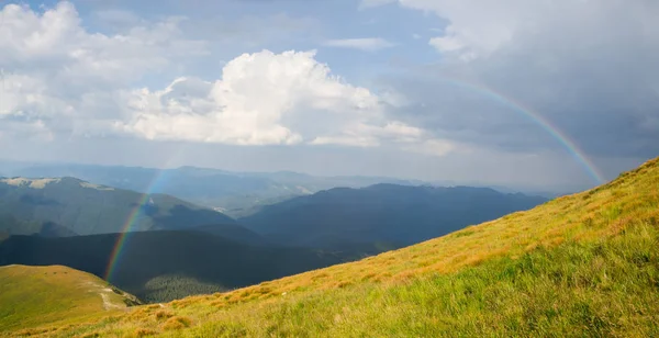 Grande arcobaleno in montagna — Foto Stock