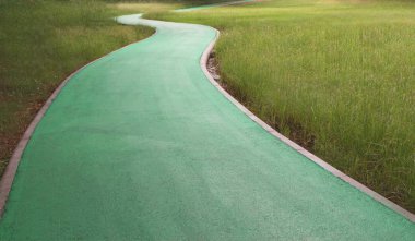 Yeşil çimenlerin üzerinde geçit