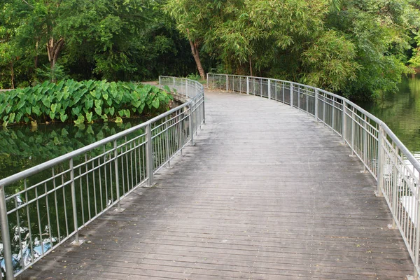 Parktaki küçük köprü