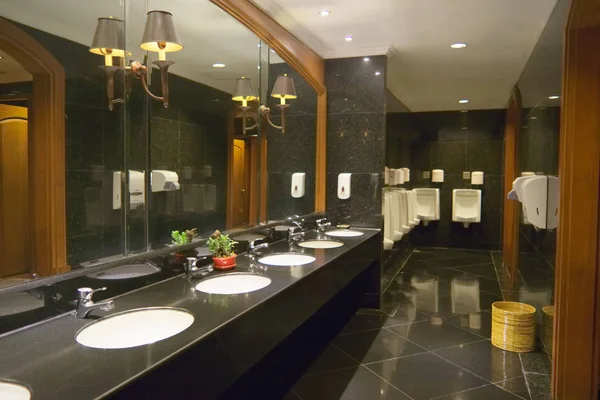 Het hotelrestaurant mannen badkamer — Stockfoto