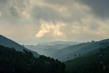 Fırtınada bir yol dağının manzarası. Stoğun ortasında bir yol dağının manzarası. Fırtınadan hemen önce sisli bir vadi manzarası. 