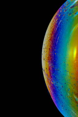 Soyut makro fotoğrafçılık. Siyah arkaplanda renkli sabun köpüklerinin yakın plan görüntüsü.