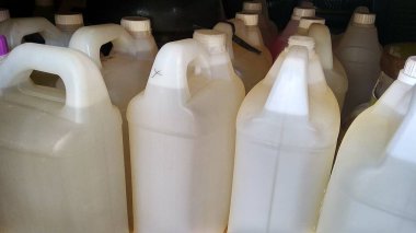 Sıvı el dezenfektanı içeren bir bidon.