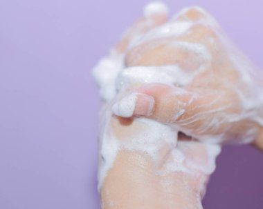 Ellerimi sabunla yıkıyorum. VİRÜS GİRİLMEsindeki Doğru Adım