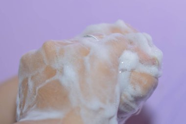 Ellerimi sabunla yıkıyorum. VİRÜS GİRİLMEsindeki Doğru Adım