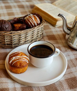 Kekle birlikte bir fincan kahve.