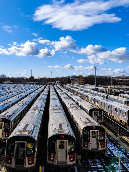 Otoparkta bir sürü tren ve bulut.