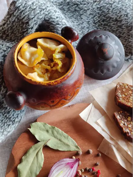 Kızarmış soğanlı ravioli.