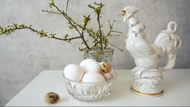 Щасливого Великодня Натюрморт Весняного Букета Яєць Керамічного Півня Одне Яйце — стокове відео