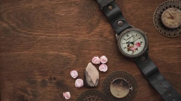 Vintage Ρολόι Τσέπης Ξύλινο Φόντο Ρολόι Χέρια Κινείται — Αρχείο Βίντεο