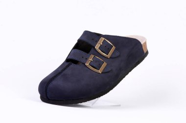 Kadın ortopedik hemşire ayakkabıları, beyaz arka planda izole edilmiş.