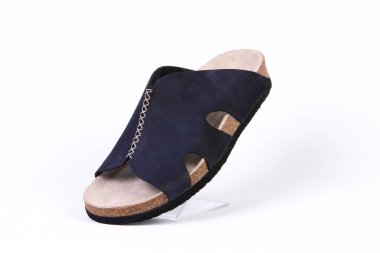 Kadın ortopedik hemşire ayakkabıları, beyaz arka planda izole edilmiş.