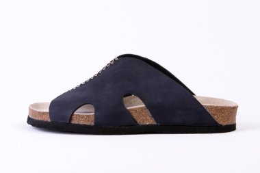 Kadın ortopedik hemşire ayakkabıları, beyaz arka planda izole edilmiş.