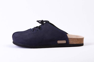 Kadınlar için ortopedik deri terlikler, terlik ayakkabılar, beyaz arka planda izole edilmiş.