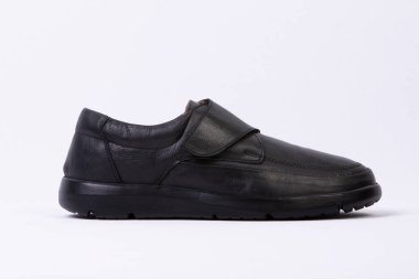 Erkeklerin ortopedik deri ayakkabıları beyaz arka planda izole edilmiş..