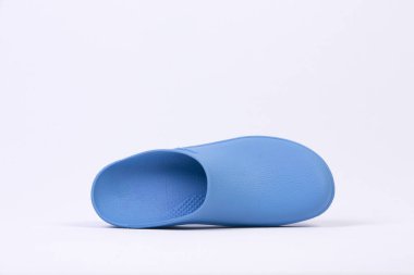 Kadınlar için ortopedik deri terlikler, terlik ayakkabılar, beyaz arka planda izole edilmiş.